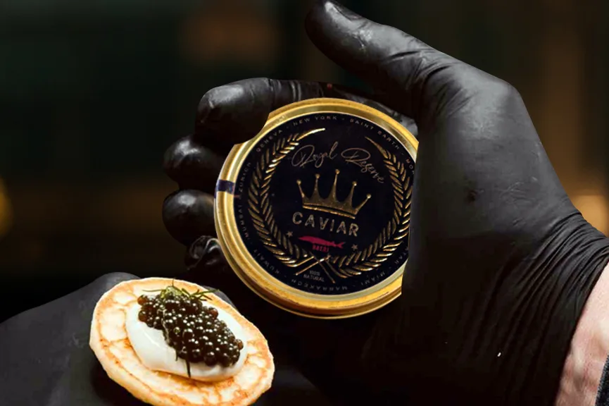 Photographie réelle : service du caviar Baeri Royal Reserve sur blini