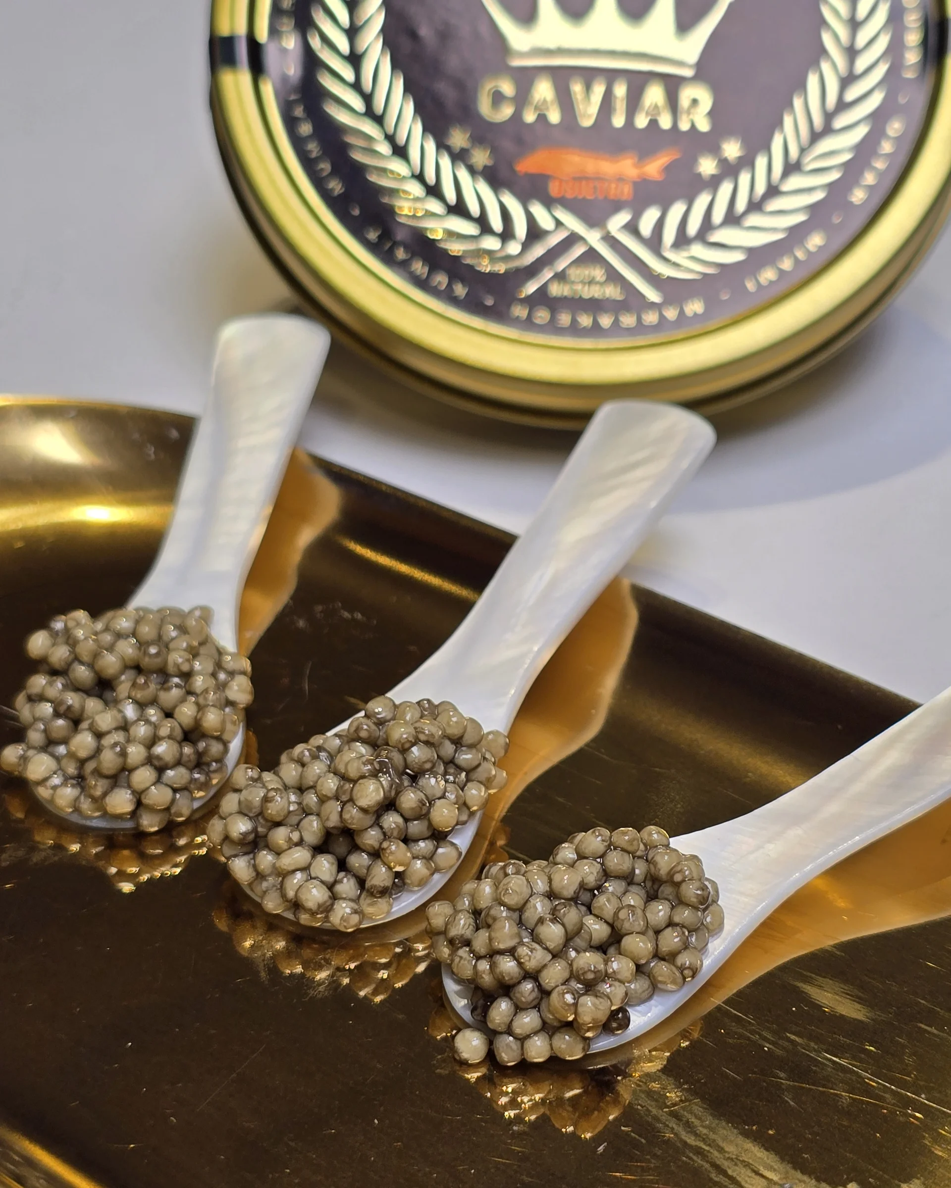 Photographie réelle : caviar Osietra Royal Reserve sur cuillères en nacre