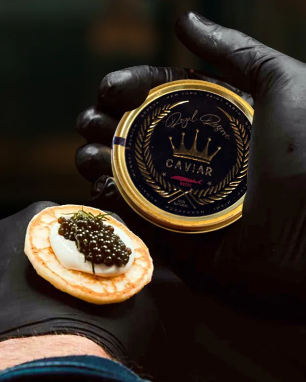 Photographie réelle : service ganté du caviar Baeri Royal Reserve